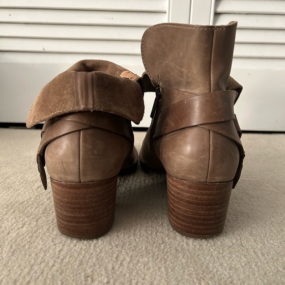 Leather UGG boots - Picture 7 of 8